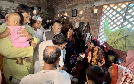 নাটোরে নিহত জীবনের বাড়িতে আওয়ামীলীগের প্রতিনিধি দল