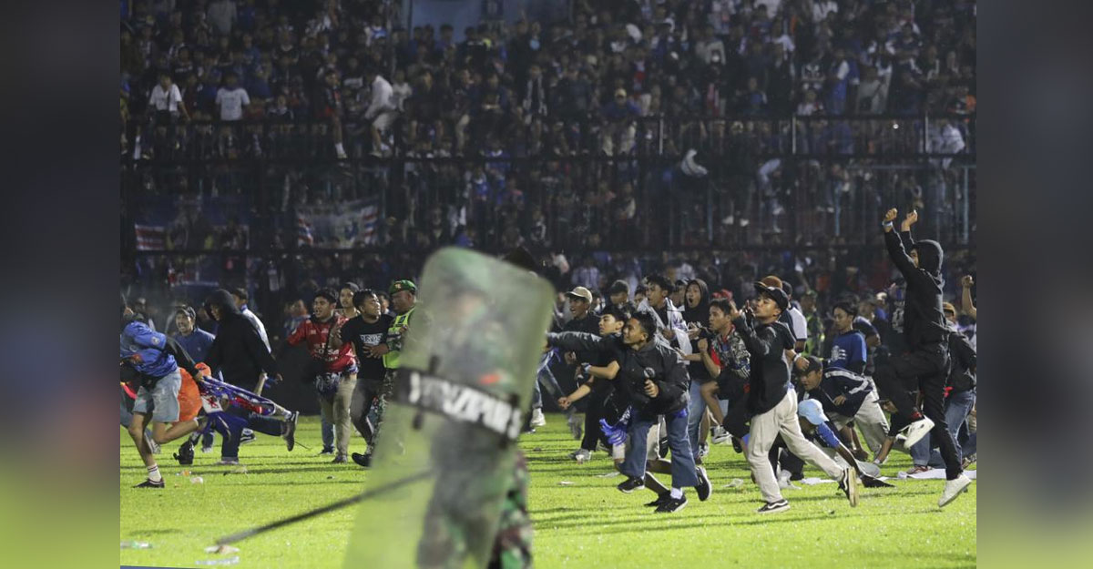 ইন্দোনেশিয়ায় ফুটবল মাঠে দাঙ্গা, পদদলিত হয়ে নিহত ১২৯ জন