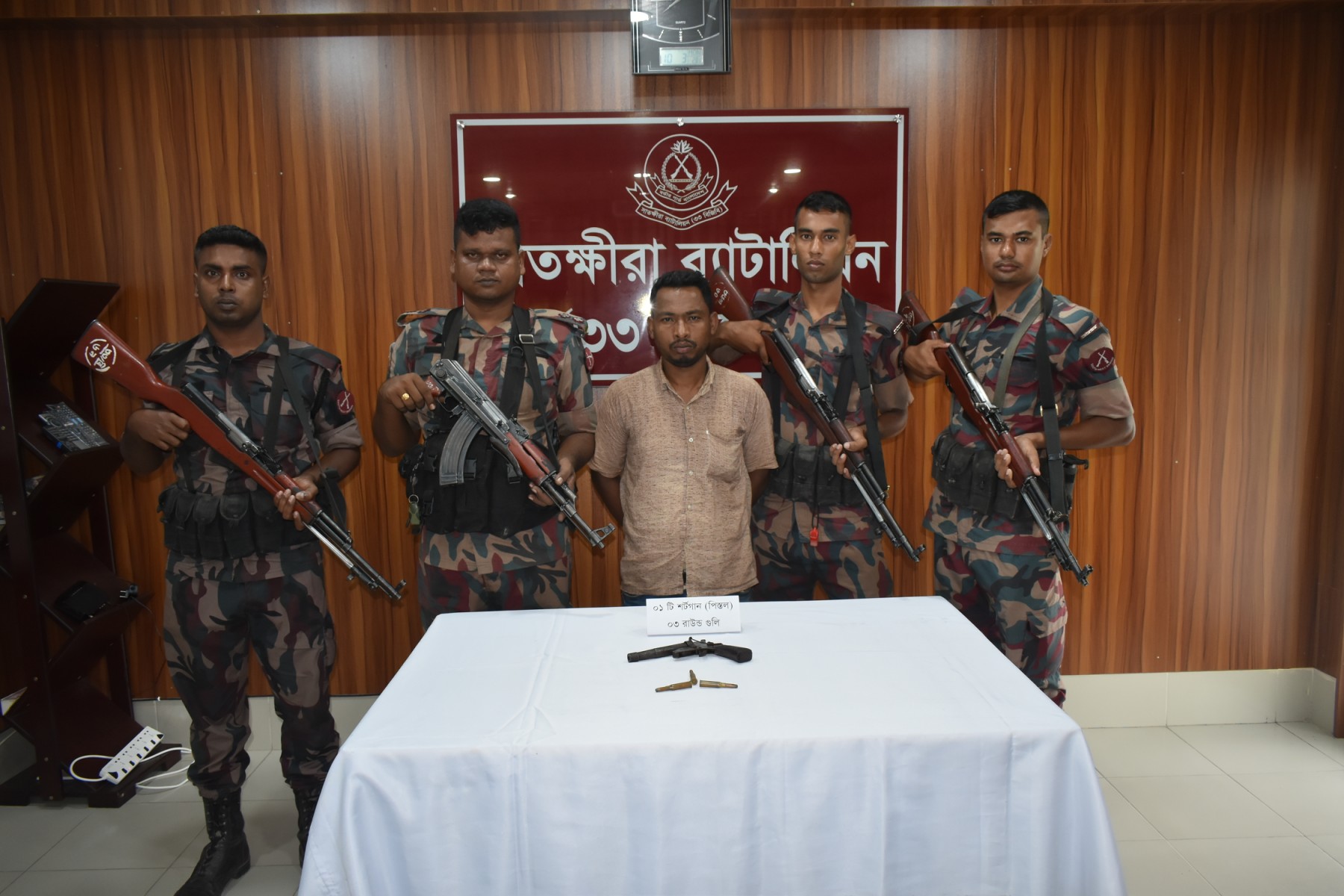 সাতক্ষীরায় অস্ত্র ও গুলিসহ এক যুবক আটক