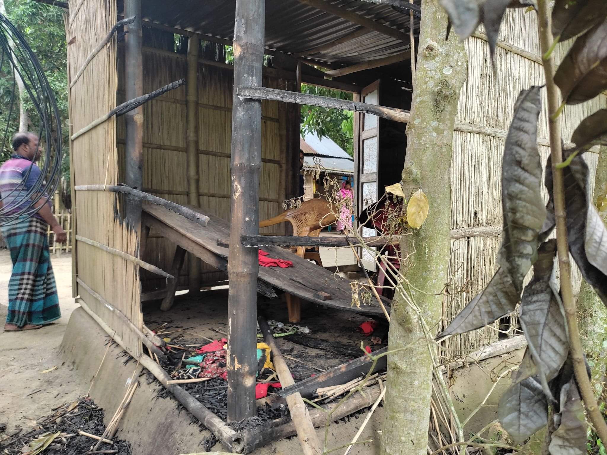 চা বিক্রেতার ঘরে আগুন