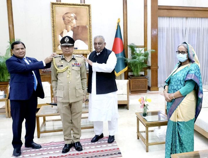 আইজিপিকে র্যাংঙ্ক ব্যাজ পরালেন প্রধানমন্ত্রী