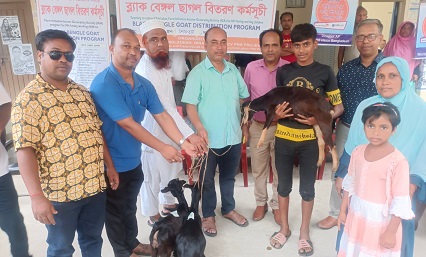 দিনাজপুরে ওয়ার্ল্ড ভিশনের উদ্যোগে শ্রমজীবী শিশুদের পরিবারে ছাগল বিতরণ