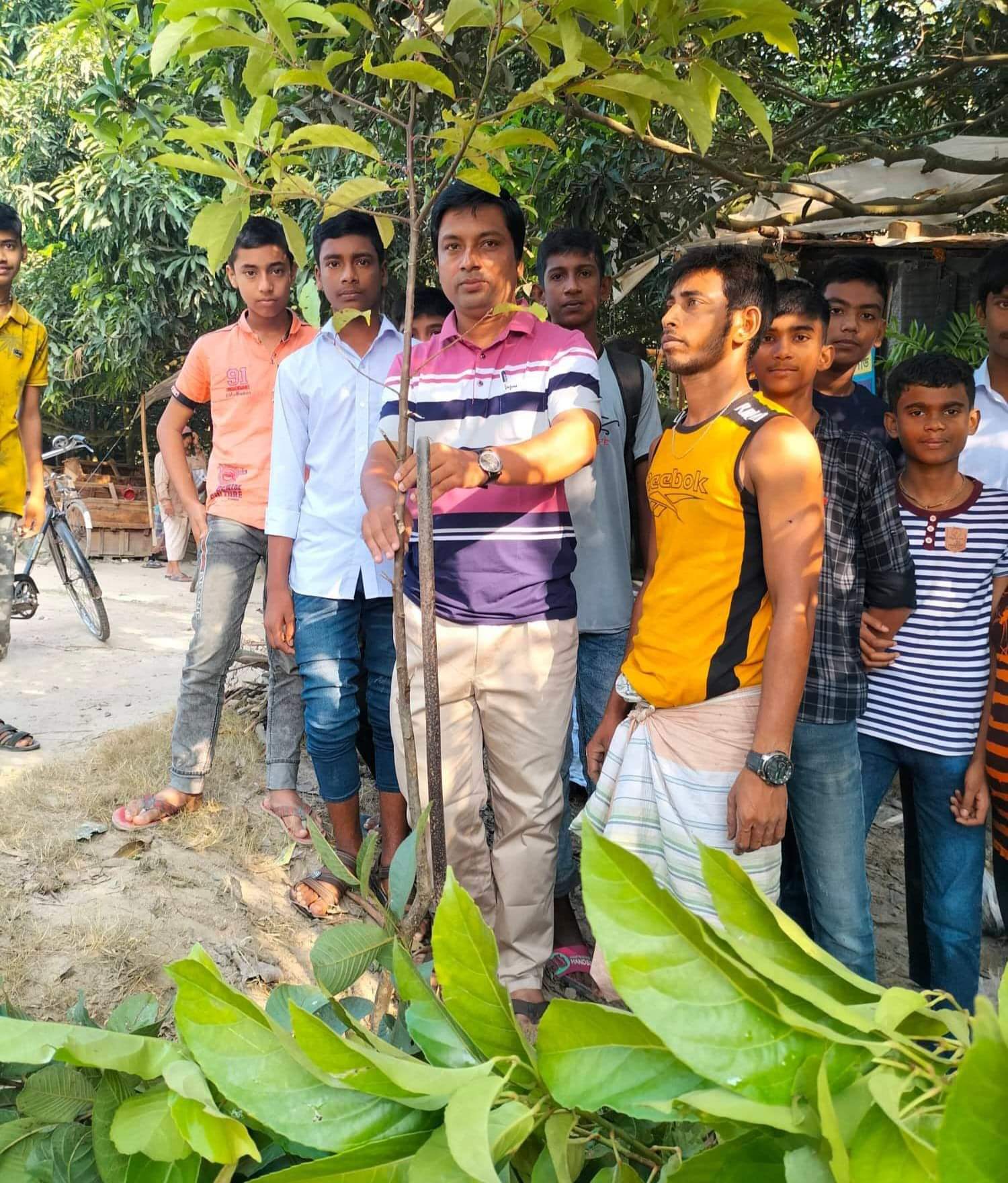 বাগাতিপাড়ায় বিবাহ বার্ষীকিতে শিক্ষকের বৃক্ষরোপণ