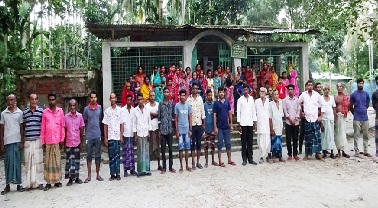 মোরেলগঞ্জে প্রভাবশালীর অত্যাচারের  প্রতিবাদে গ্রামবাসীদের বিক্ষোভ