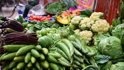 শীতের সবজি চড়া, কমেনি মাছ-মাংস চালের দামও