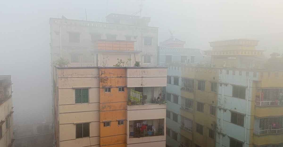 ঘন কুয়াশায় ‘ঢাকা’
