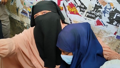 গায়ে কেরোসিন ঢেলে মা-মেয়ে-ছেলের আত্মহত্যার চেষ্টা