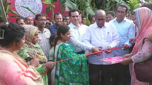 নাটোরে কৃষিতে উন্নত প্রযুক্তির ব্যবহারে কৃষকের মাঝে পলিনেট হাউজ হস্তান্তর