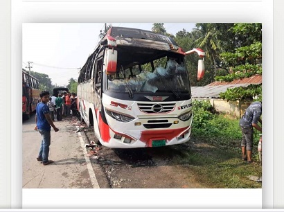 সাতক্ষীরা আমতলা মোড়ে যাত্রীশুন্য বাসে আগুন