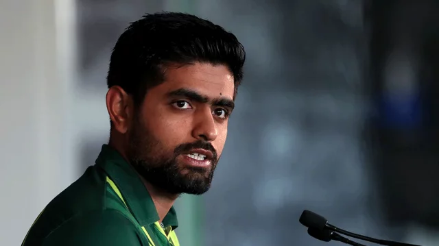 ‘১৯৯২’ ফিরিয়ে আনতে চান বাবর