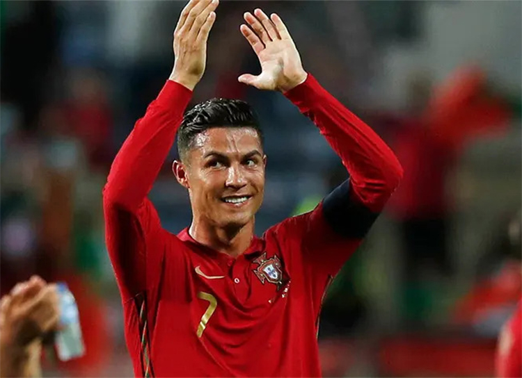 মাঠের বাইরে ফের আলোচনায় রোনালদো