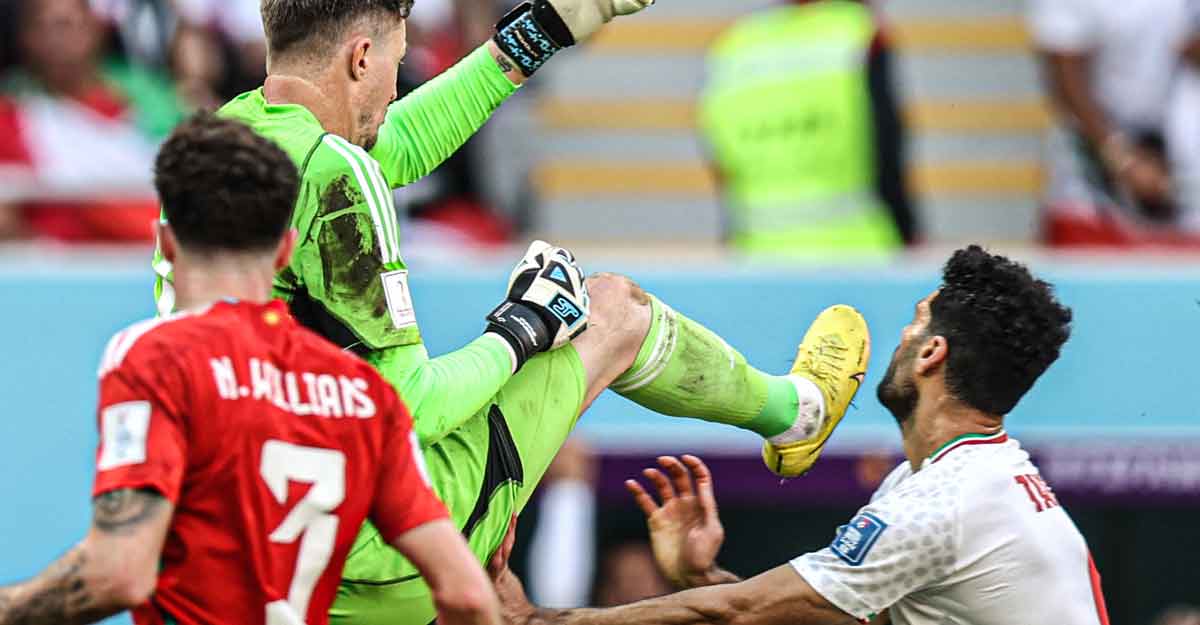 বিশ্বকাপের প্রথম লালকার্ড পেলেন ওয়েলসের হেনেসি