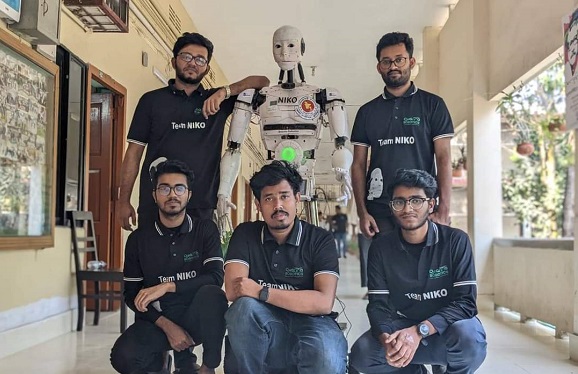 কুবি শিক্ষার্থীরা তৈরি করলেন দেশের সর্বাধুনিক মানব রোবট 'নিকো'