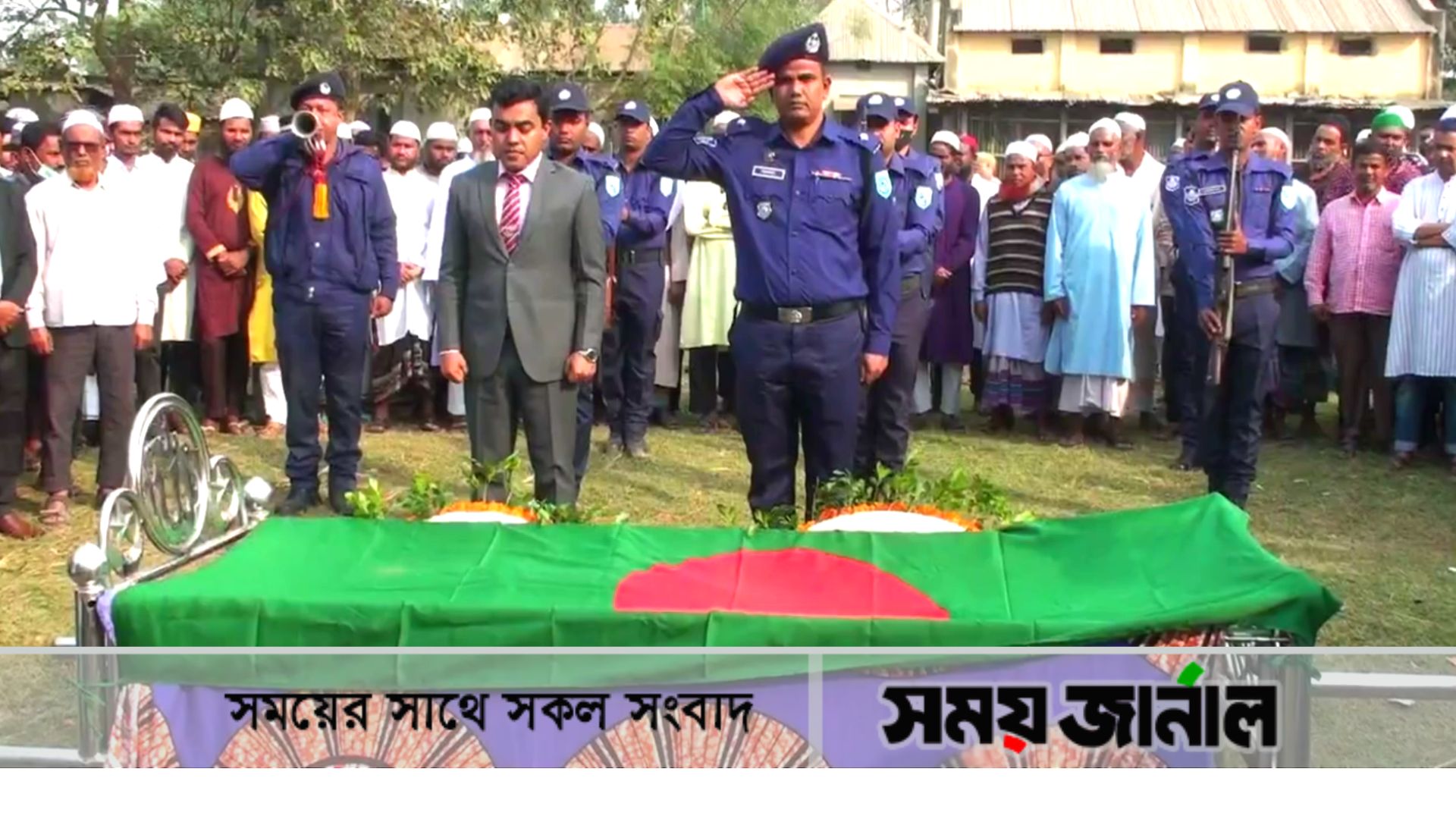 হিলিতে নিহত বীর মুক্তিযোদ্ধা জহির উদ্দিনকে রাষ্ট্রীয় মর্যাদায় দাফন