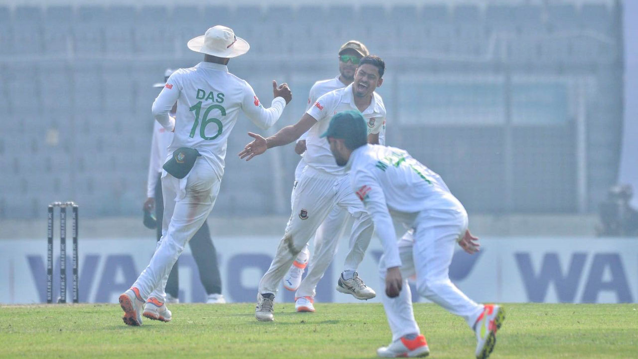 দিনের শুরুতেই বিপদে ভারত