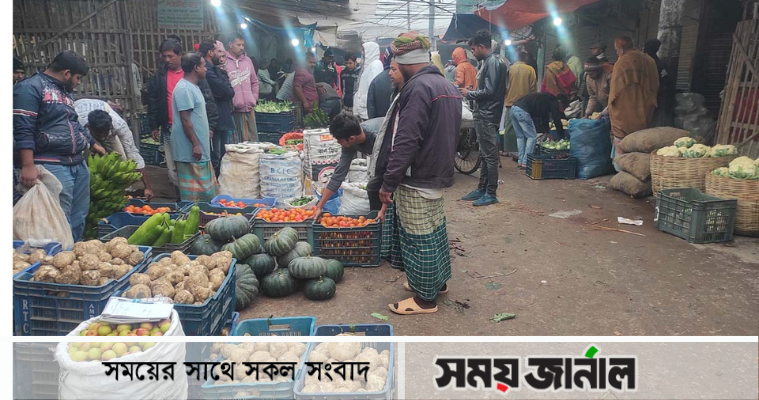 জায়গা না থাকায় সুলতানপুর বড়বাজারে রাস্তায় চলছে কাঁচামাল বেচাকেনা