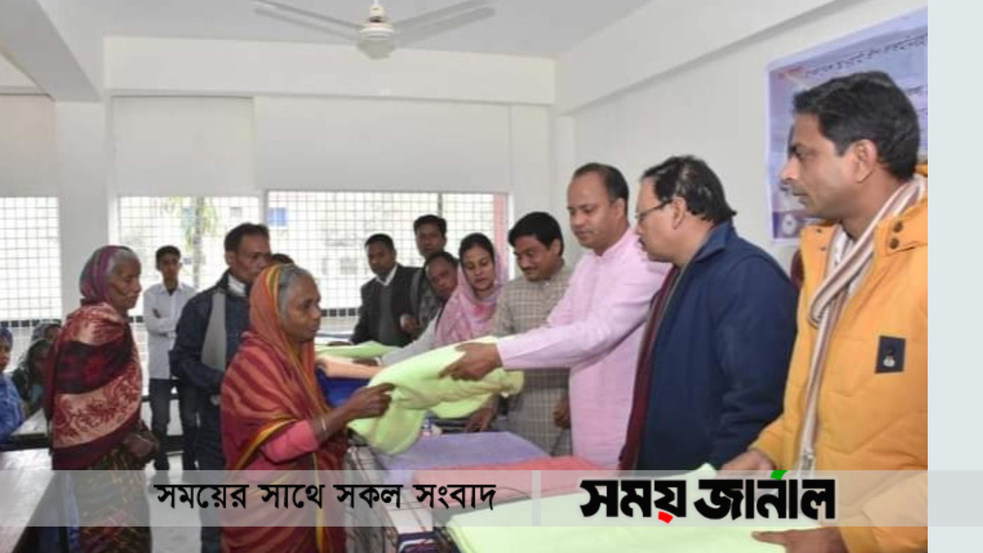 ২ হাজার শীতার্তদের মাঝে মোতাহার হোসেন এমপি'র শীতবস্ত্র বিতরণ