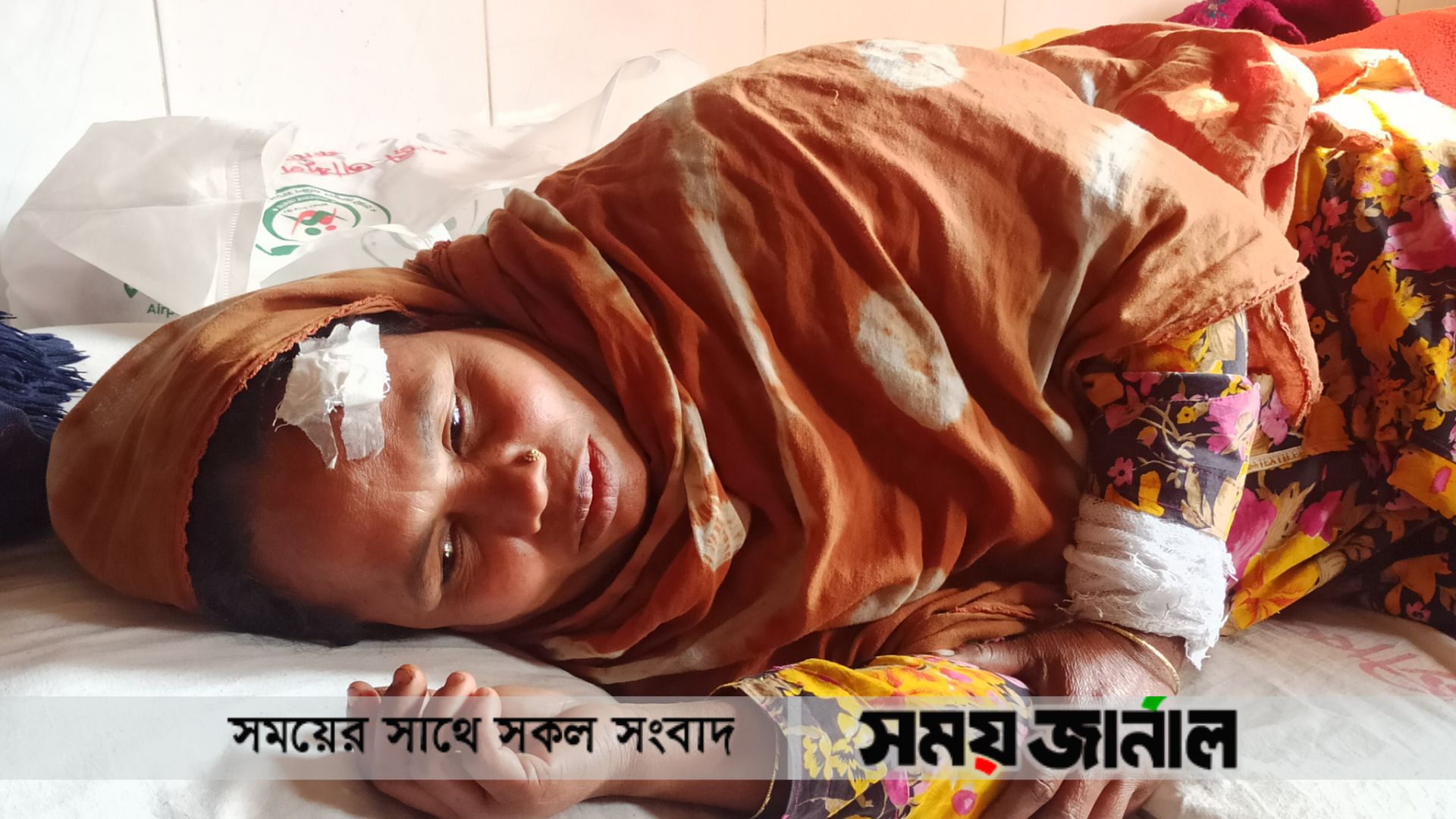 বসতভিটার মাটি তুলতে বাঁধা দেয়ায় গৃহবধূকে জখম