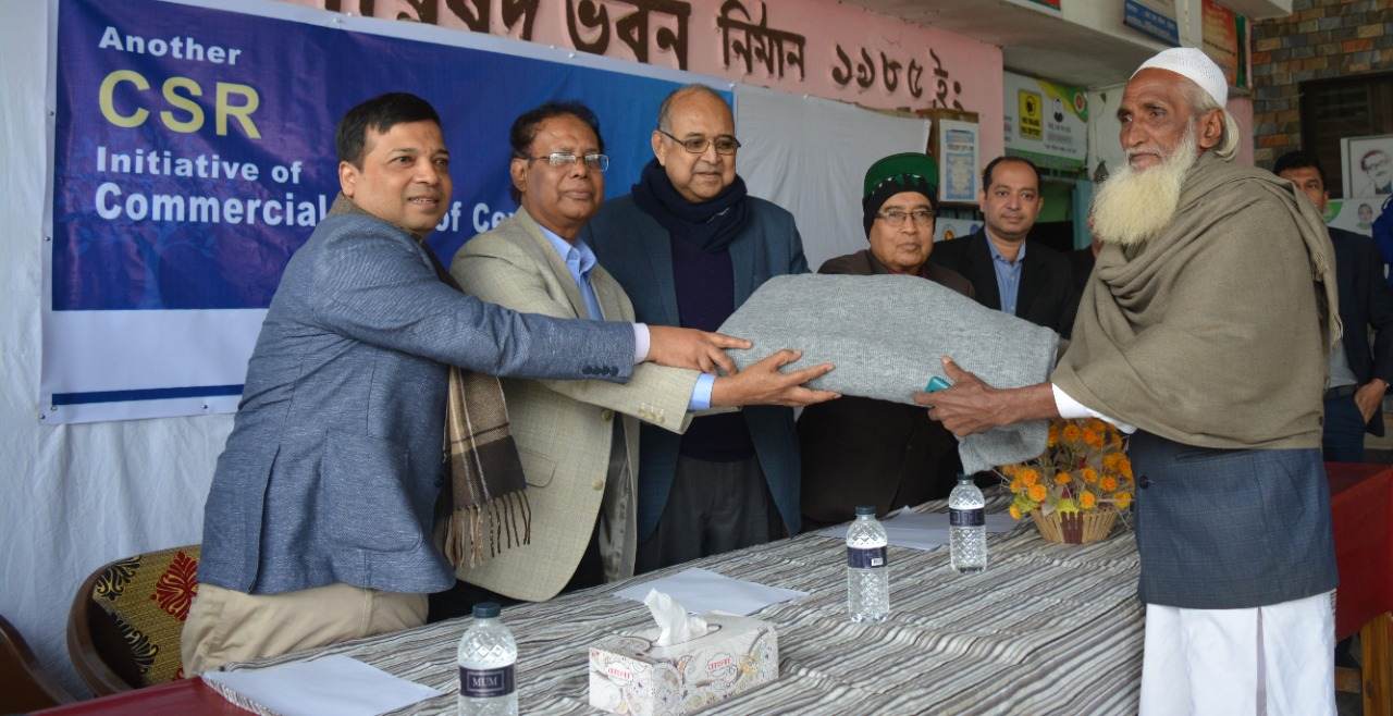 হাটহাজারীতে ঘাসফুল’র ব্যবস্থাপনায় শীতার্ত মানুষের মাঝে কম্বল বিতরণ