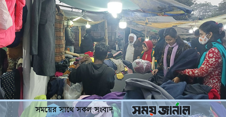 ঘোড়াশালে হাড় কাঁপানো শীতে ফুটপাতের দোকানে ক্রেতাদের ভিড়