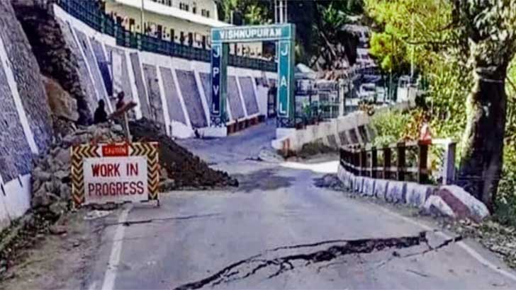 ভারতের উত্তরাখণ্ড প্রদেশে দেবে যাচ্ছে বাড়িঘর ও মন্দির