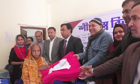 নাটোরে শীতার্তদের মাঝে এনজিও ফেড়ারেশনের কম্বল বিতরণ