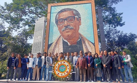 স্বদেশ প্রত্যাবর্তন দিবসে বঙ্গবন্ধুর প্রতিকৃতিতে ইবি শিক্ষক সমিতির শ্রদ্ধা