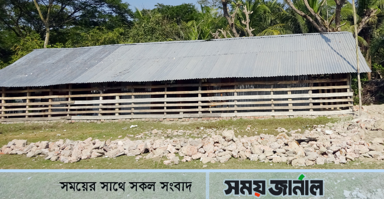 মোরেলগঞ্জে খুপরি ঘরে চলছে পাঠদান, দেখা মিলছেনা  নতুন ভবনের