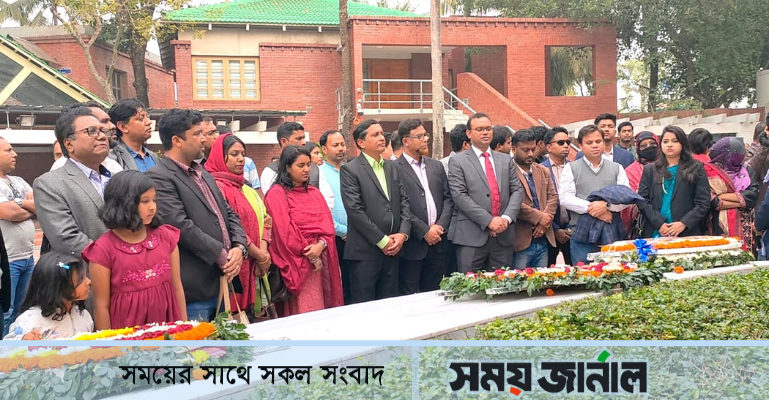 বঙ্গবন্ধুর সমাধিতে খুবি শিক্ষক সমিতির নবনির্বাচিত কমিটির শ্রদ্ধা নিবেদন