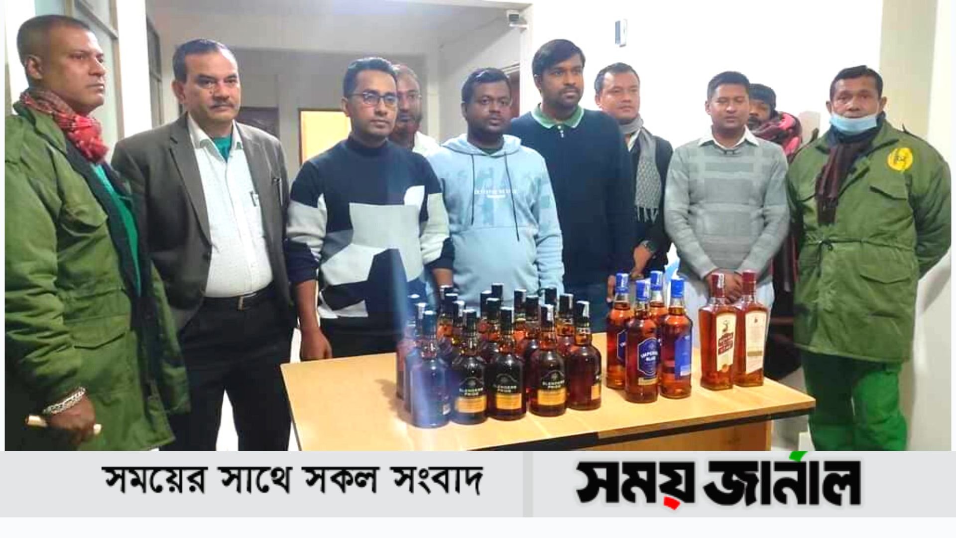 হিলি স্থলবন্দরে ভারতীয় ট্রাক থেকে বিপুল পরিমাণ মদ উদ্ধার আটক ট্রাক চালক