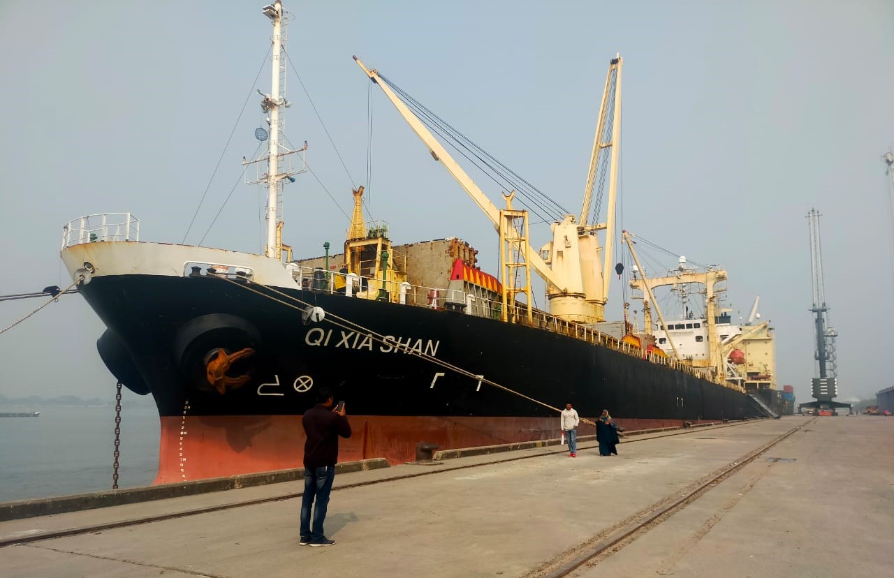 দেশের তিন মেগা প্রকল্পের মালামাল নিয়ে মোংলায় তিন জাহাজ