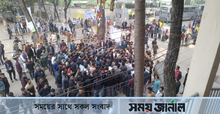 নবীনদের দলে ভেড়ানো নিয়ে জবি ছাত্রলীগের হাতাহাতি, সাংবাদিক হেনস্থা