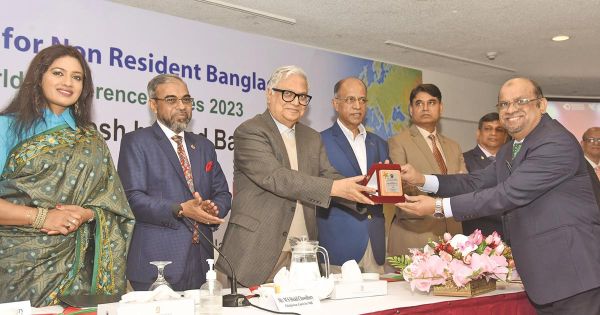 বিশ্ব আর্থিক খাতের দুই কর্মকর্তার ঢাকা সফরে সাহস পেল সরকার