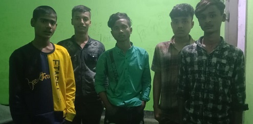 নোয়াখালীতে দেশীয় অস্ত্রসহ কিশোর গ্যাংয়ের ৫ সদস্য গ্রেফতার