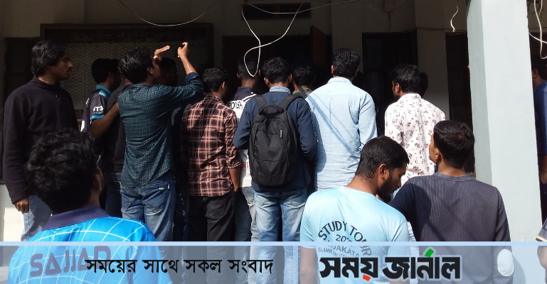 হল প্রভোস্টের স্বাক্ষর নিতে অতিরিক্ত অর্থ আদায়, অফিসে তালা