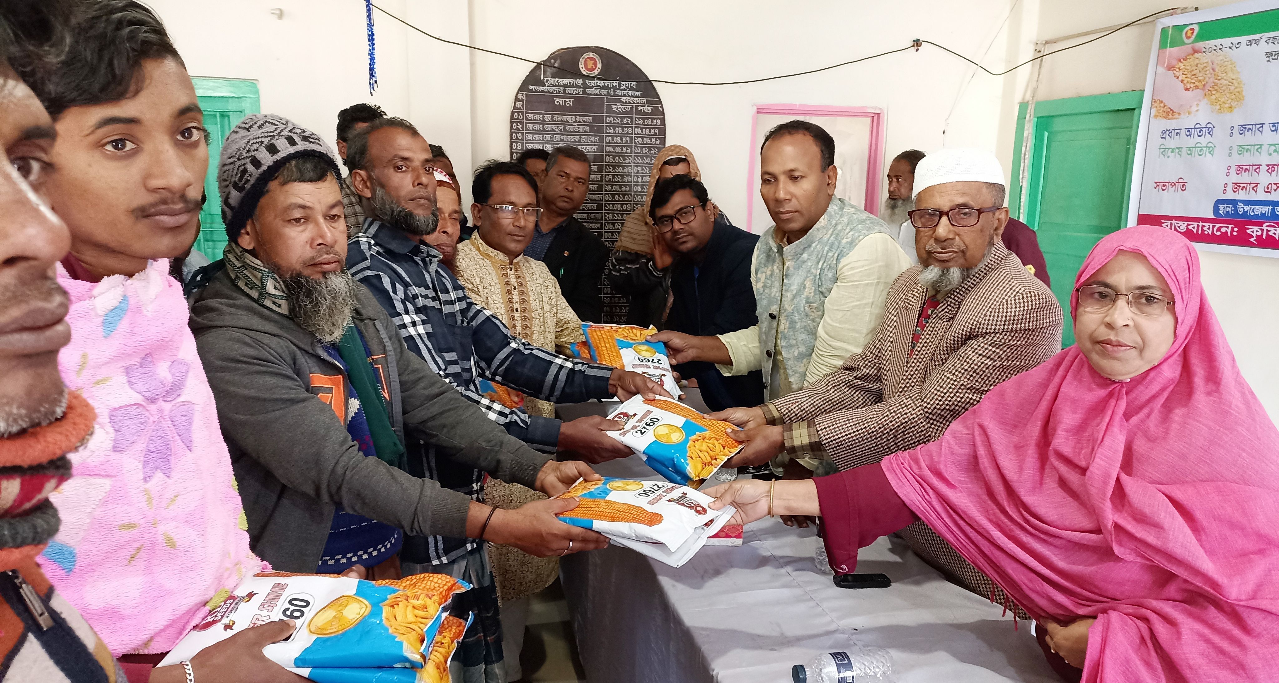 মোরেলগঞ্জে ৩৬০ প্রান্তিক কৃষকের মাঝে ভূট্টা বীজ বিতরণ