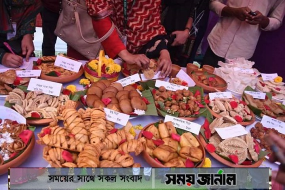 নরসিংদীতে বাহারি পিঠা নিয়ে নরসিংদী সরকারী কলেজে উৎসব