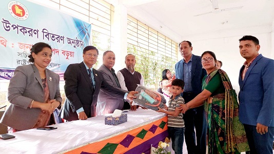 রামুতে রাষ্ট্রপতির কার্যালয়ের সচিবের শীতবস্ত্র ও শিক্ষা উপকরণ বিতরণ