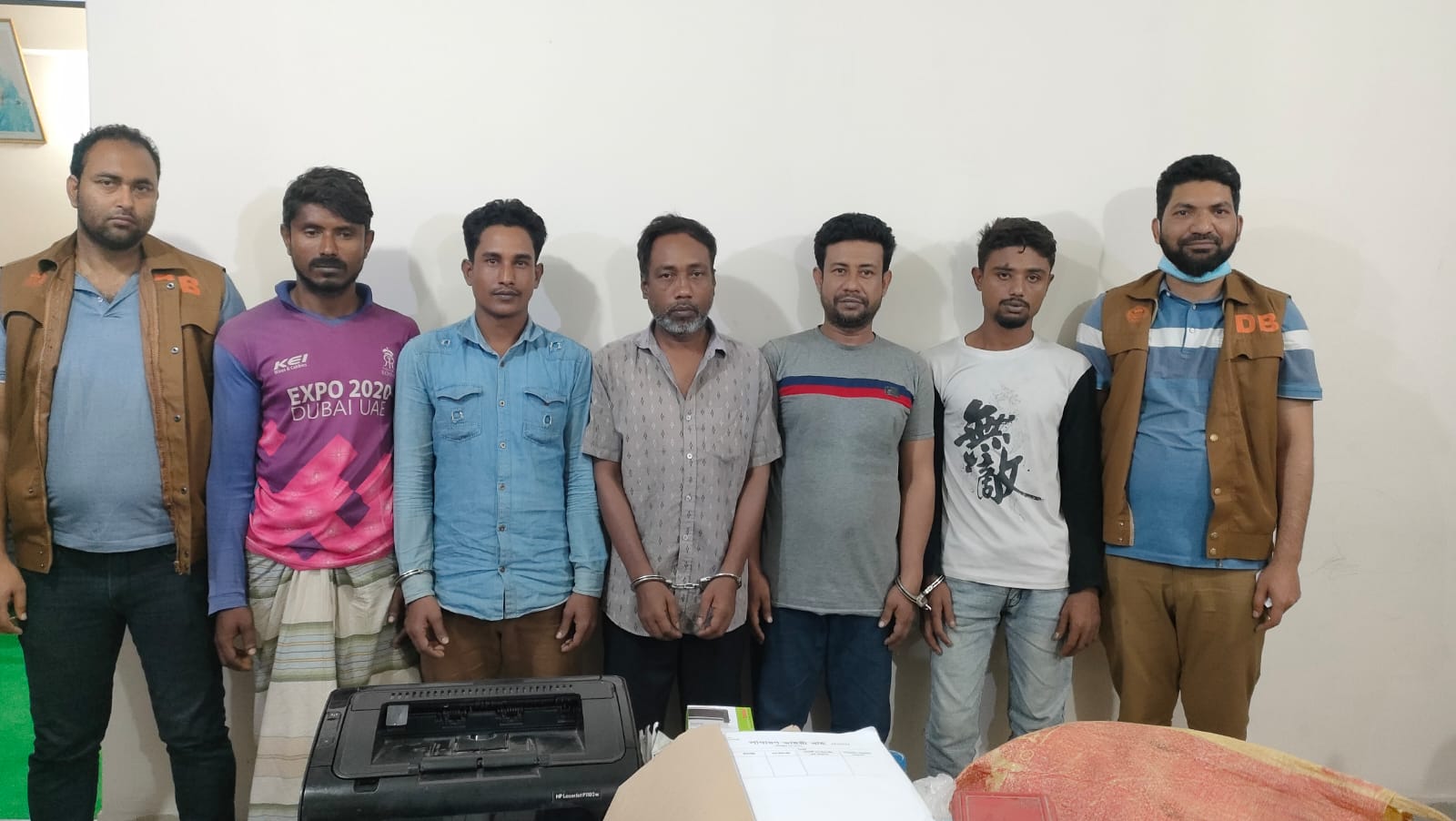 সাভারে বাসে ডাকাতির ঘটনায় গ্রেপ্তার ৫