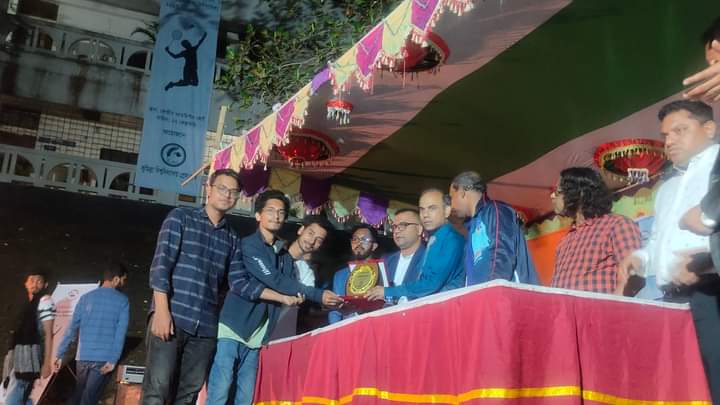 কুবিতে আন্তঃসংগঠন ব্যাডমিন্টন প্রতিযোগিতায় চ্যাম্পিয়ন ব্যান্ডদল প্লাটফর্ম