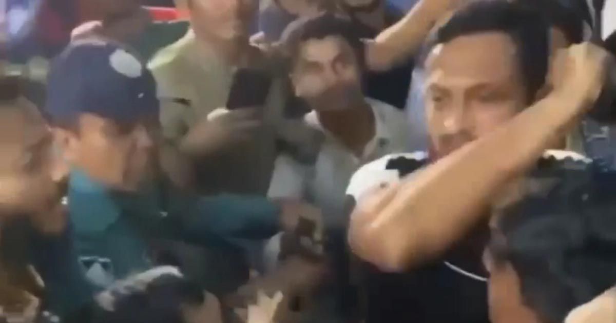 রেগে গিয়ে ভক্তকে ক্যাপ দিয়ে আঘাত করলেন সাকিব