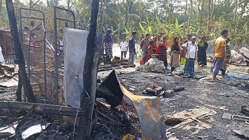 মোরেলগঞ্জে স্কুল শিক্ষিকার বসতঘর পুড়িয়ে দিয়েছে দুর্বৃত্তরা