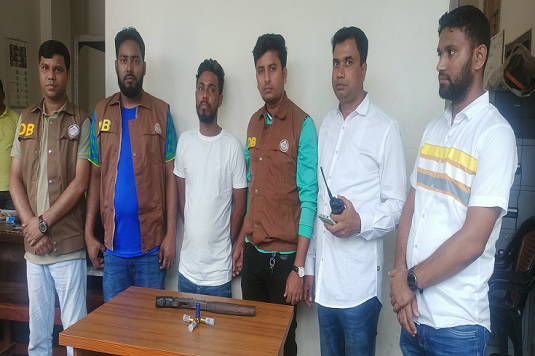 নরসিংদীতে ১৪ মামলার পলাতক আসামি অস্ত্রসহ গ্রেপ্তার