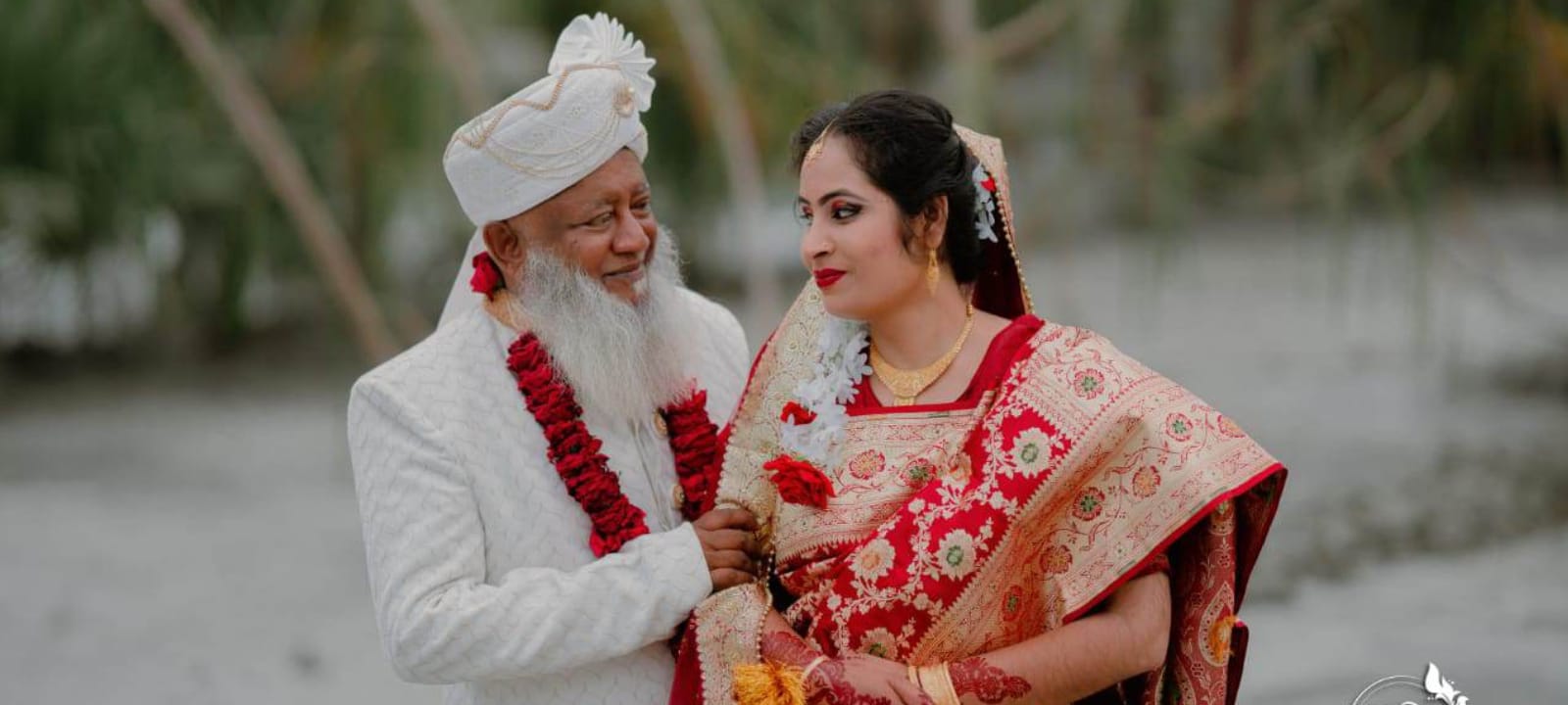 চিরকুমারত্ব ভেঙ্গে ৩৫ বছরের মেয়েকে বিয়ে করলেন ৭০ বছরের বৃদ্ধ