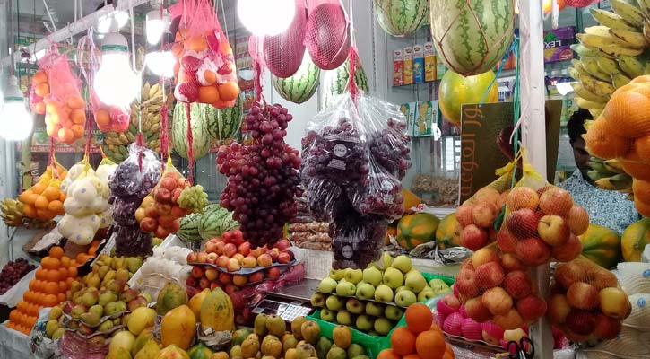 ফলের দাম শুনে ফিরে যাচ্ছেন ক্রেতা