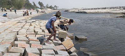 লালমনিরহাটে বেরিবাধ নির্মাণে অনিয়ম