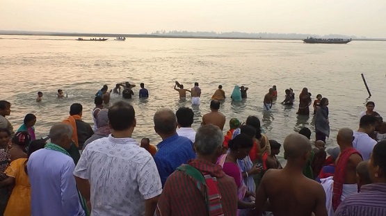 কুড়িগ্রামের ব্রহ্মপুত্র নদে লক্ষাধিক সনাতন ধর্মাবলম্বীর অষ্টমিরস্নান