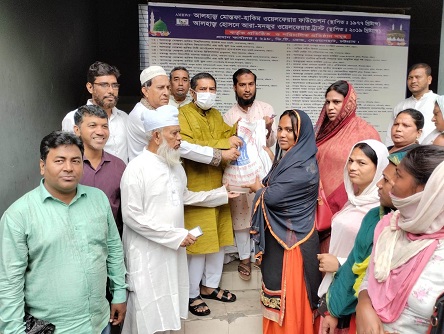 সীতাকুণ্ডে হিজড়াদের মাঝে এমপি দিদারের খাদ্য সামগ্রী বিতরণ