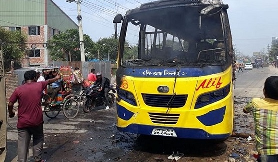 জিরাবোতে বাসচাপায় নিহত ১: প্রতিবাদে ২ বাসে আগুন