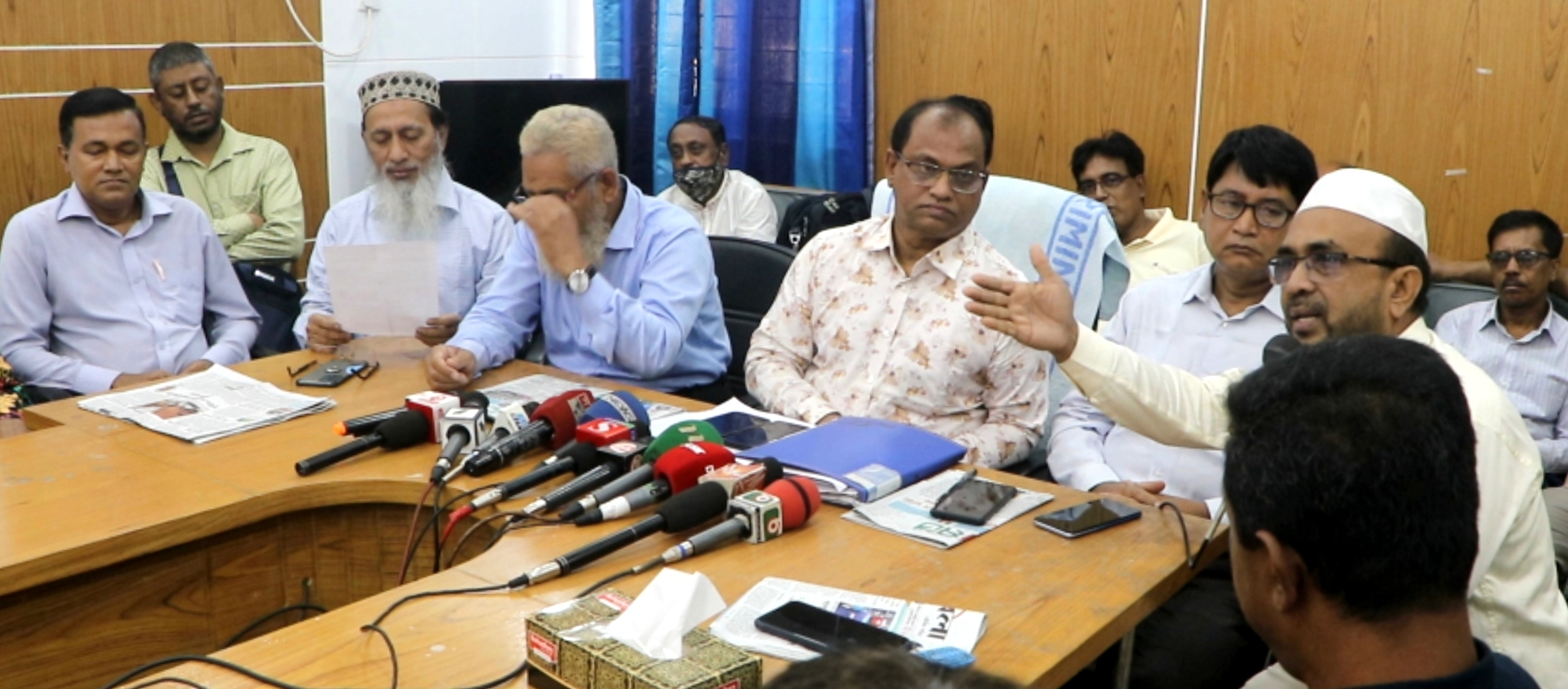 গোপালগঞ্জে ভূক্তভোগী ও সদর হাসপাতাল কর্তৃপক্ষের পাল্টাপাল্টি কর্মসূচি